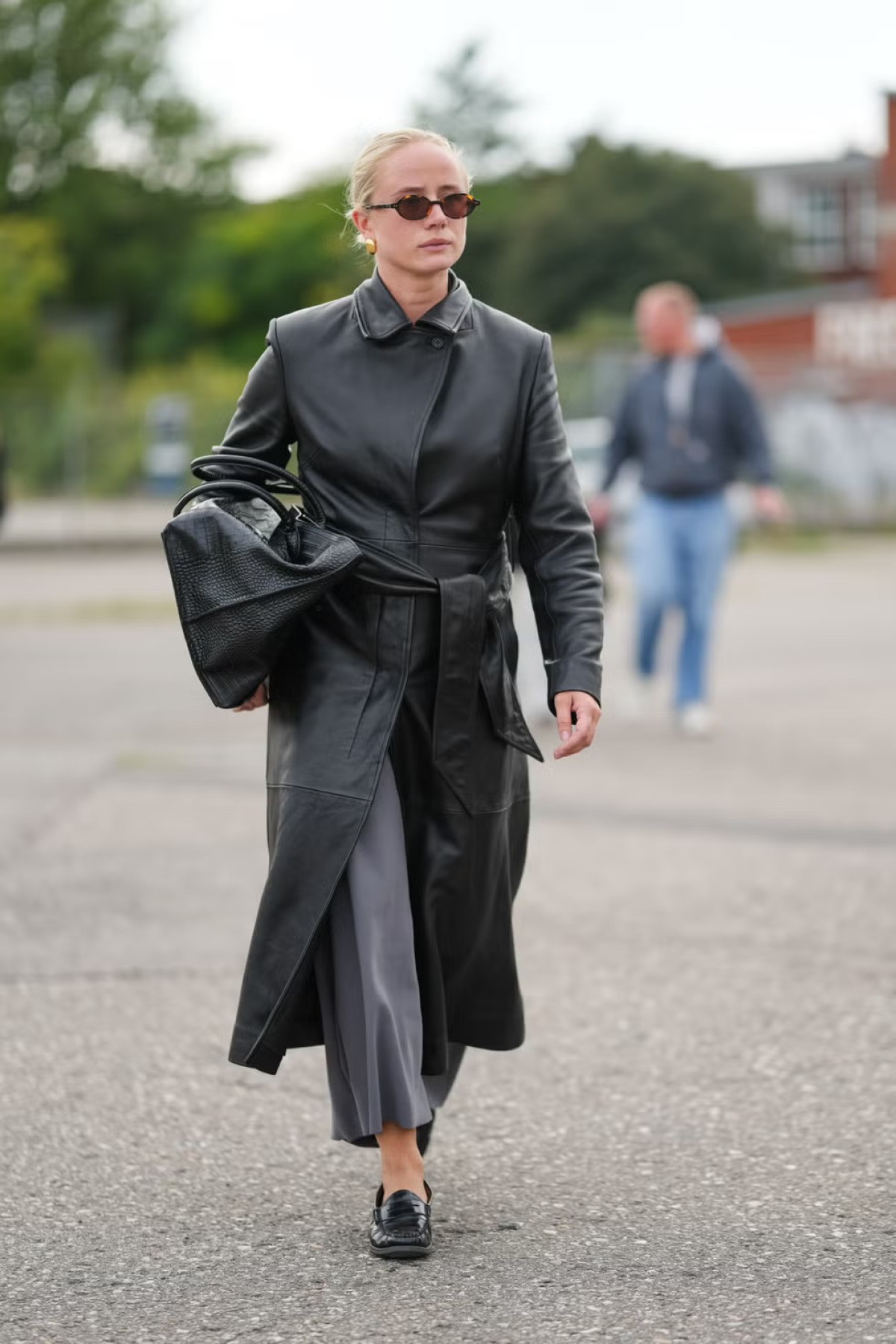 Шкіряна куртка з джинсами