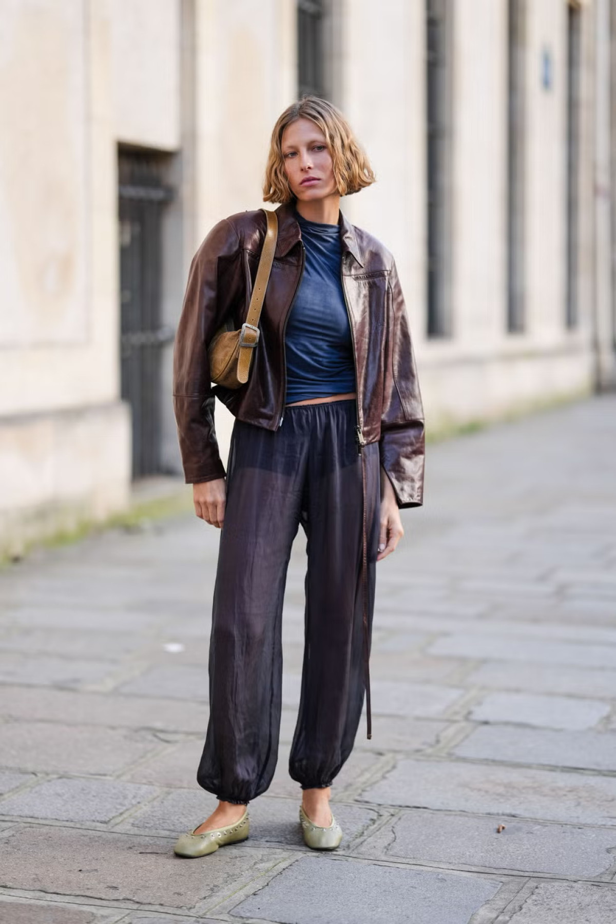 Коротка шкіряна куртка з джинсами