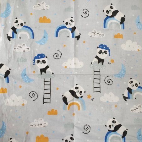 Відріз польської бавовняної тканини "Панди з синіми і блакитними райдугами на сірому", 40х50 см