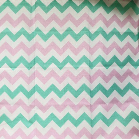 Відріз польської бавовняної тканини "Зигзаг 1,5 см зелений, рожевий на білому", 40х50 см