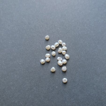 Намистини річкових перлів 2х2,5 мм, 20 штук