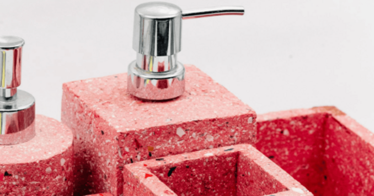 Автор створив меблі та аксесуари з використаних постільних речей, недопалків та пластикових відходів готелю на Балі