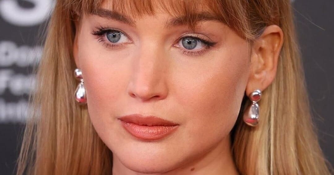 Чубчик Дженніфер Лоуренс у дусі Біркін: модний тренд осені 2025