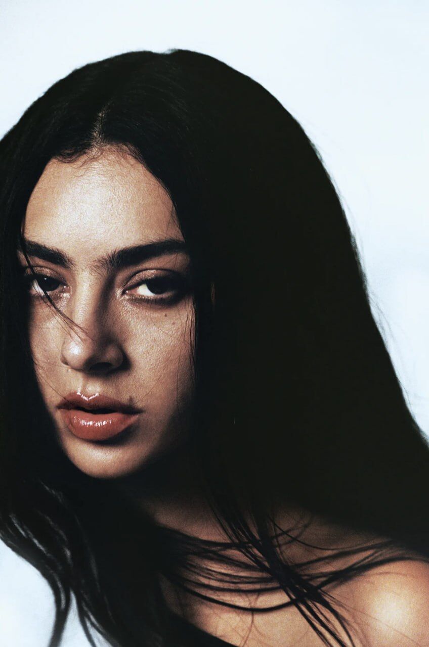 Зірки на обкладинках: Дженніфер Еністон, Charli XCX, Гвінет Пелтроу, Майлі Сайрус і Джеремі Аллен Вайт у нових фотосесіях та інтерв’ю