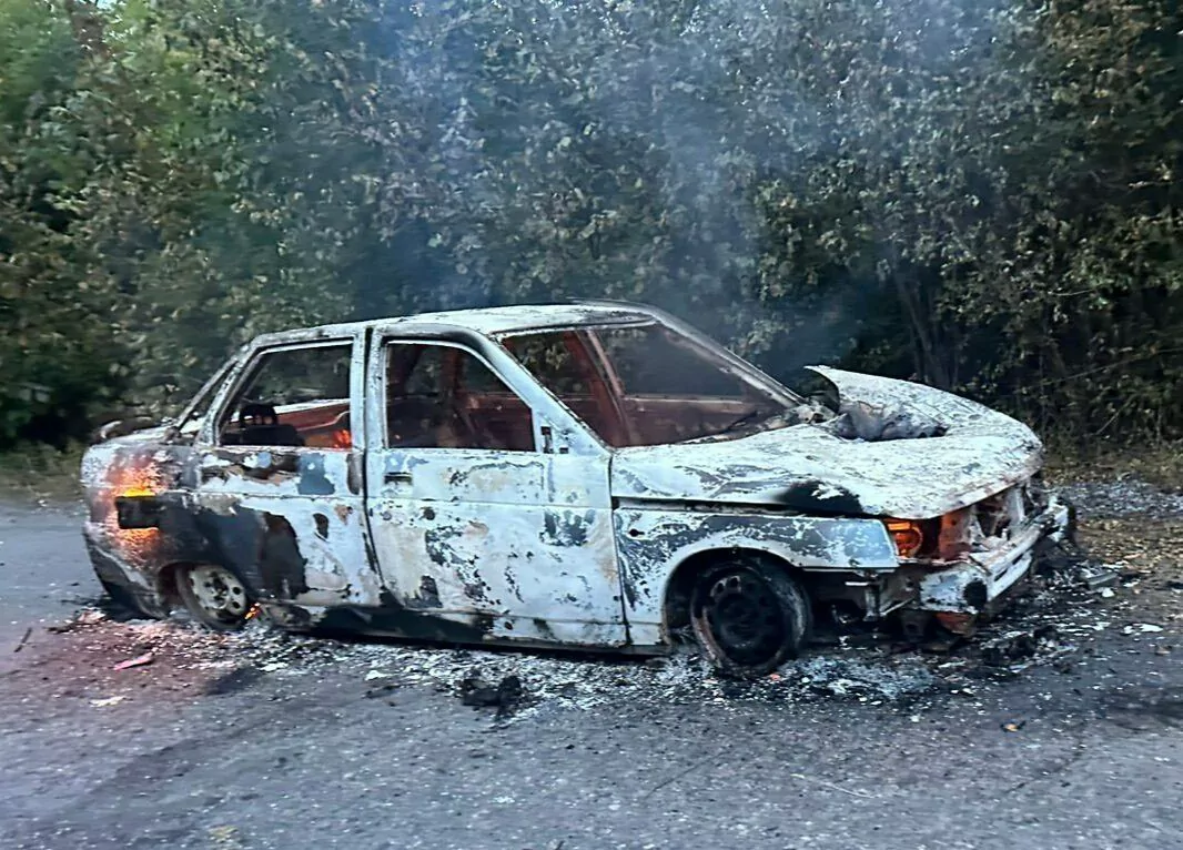 Згорілий автомобіль внаслідок влучання FPV-дрона у селищі Слатине, 28 вересня 2025 / Фото: Вячеслав Задоренко