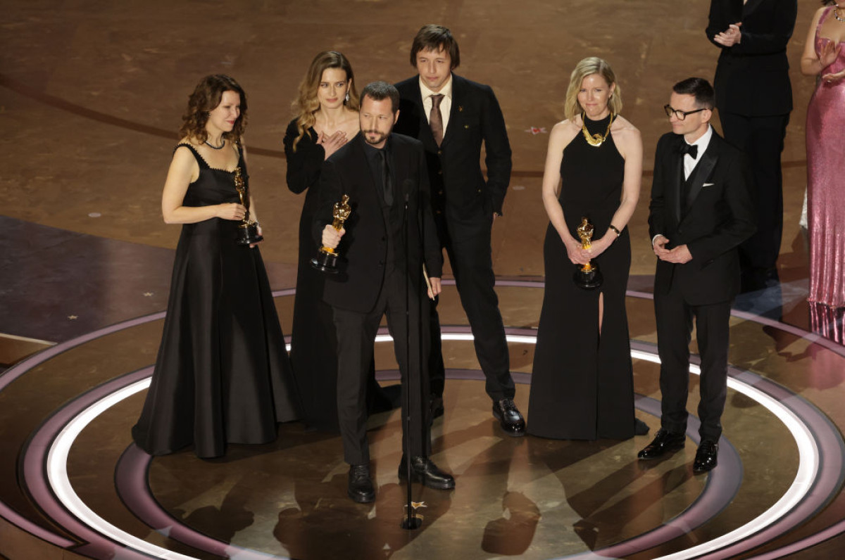 Команда фільму «20 днів у Маріуполі» на сцені кінопремії «Оскар»