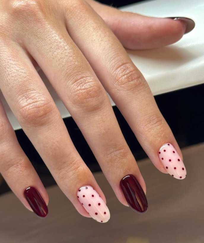 Горошок у поєднанні з бордовим кольором