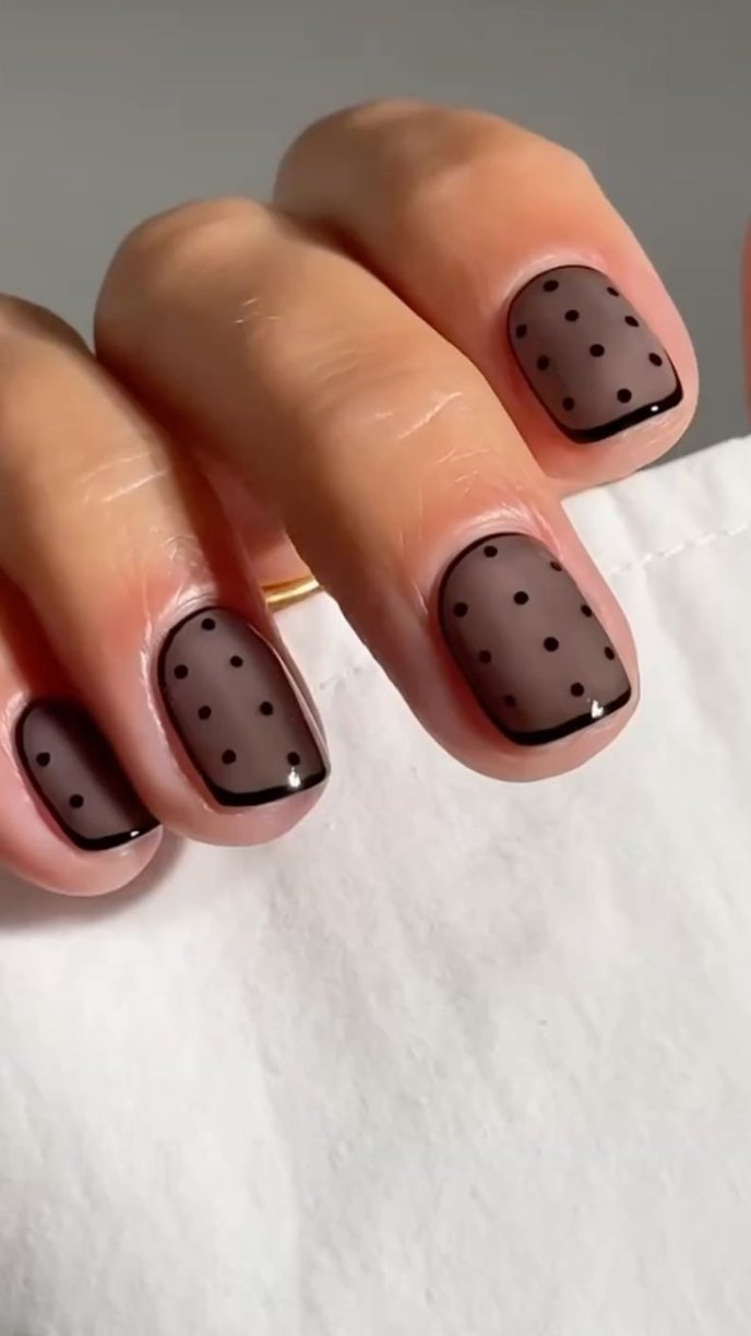 Нігті в горошок