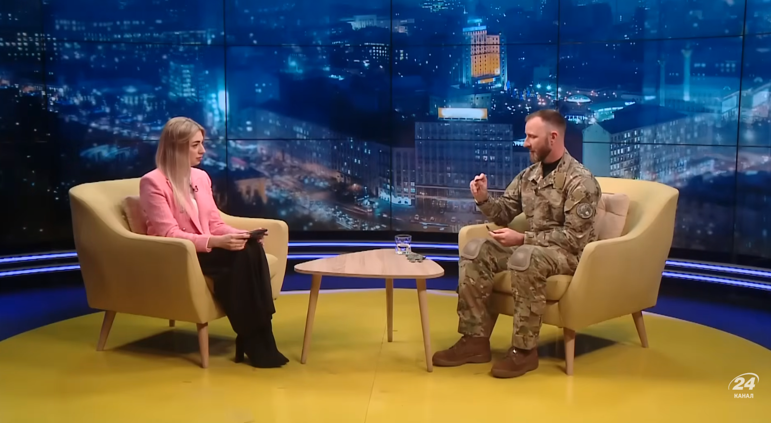 Метью показує уламок, який ледь не вбив його в Бахмуті Метью показує уламок, який ледь не вбив його в Бахмуті