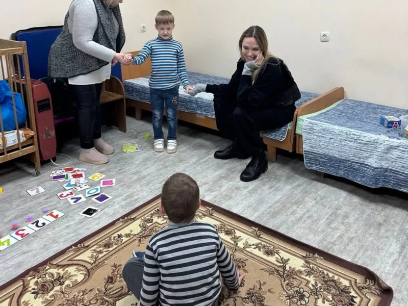 “Життя триває навіть під загрозою дронів”: Анджеліна Джолі розповіла про поїздку до України