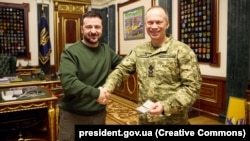 Президент України Володимир Зеленський і головнокомандувач ЗСУ генерал-полковник Олександр Сирський (праворуч). Київ, 10 лютого 2024 року