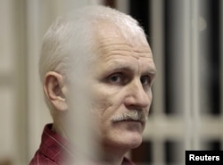 Білорусь -- Правозахисник Алесь Беляцький у клітці під час засідання суду у Мінську