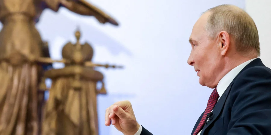 Путін в одному із залів Кремля під час інтерв'ю індійським медіа (Фото: Sputnik/Vyacheslav Prokofyev/Pool via REUTERS)
