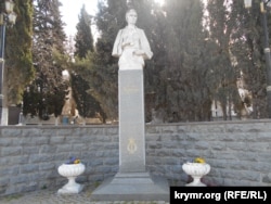 Фиалки желтого и синего цвета у памятника Леси Украинки в Севастополе, апрель 2023 года, иллюстрационное фото