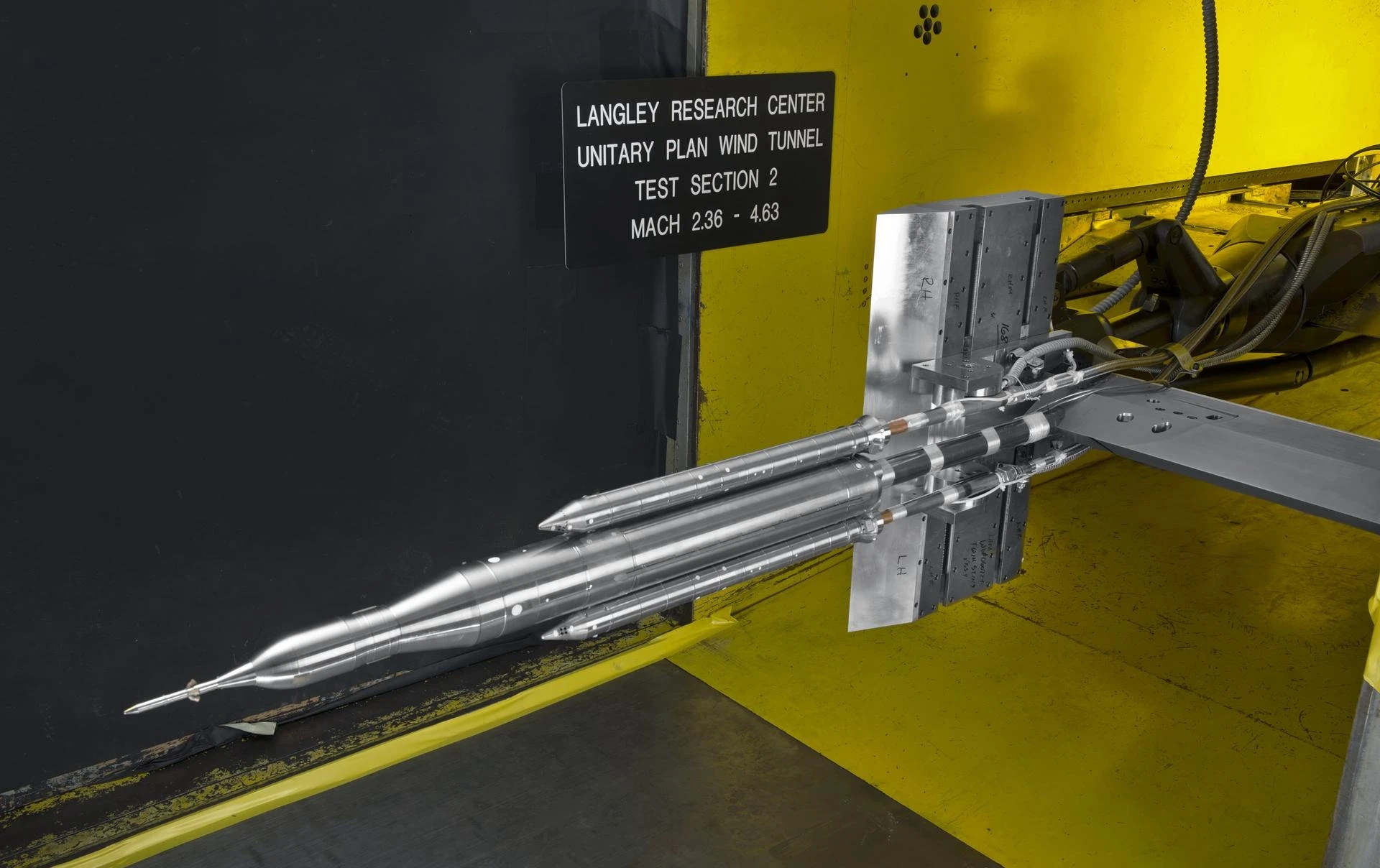 Модель ракети-носія Space Launch System (SLS) у момент розділення ступенів в аеродинамічному тунелі Дослідницького центру NASA у Ленглі, 14 жовтня 2014 року