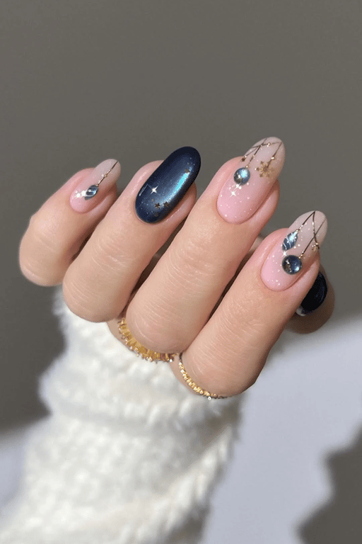 Дизайн манікюру з новорічними прикрасами