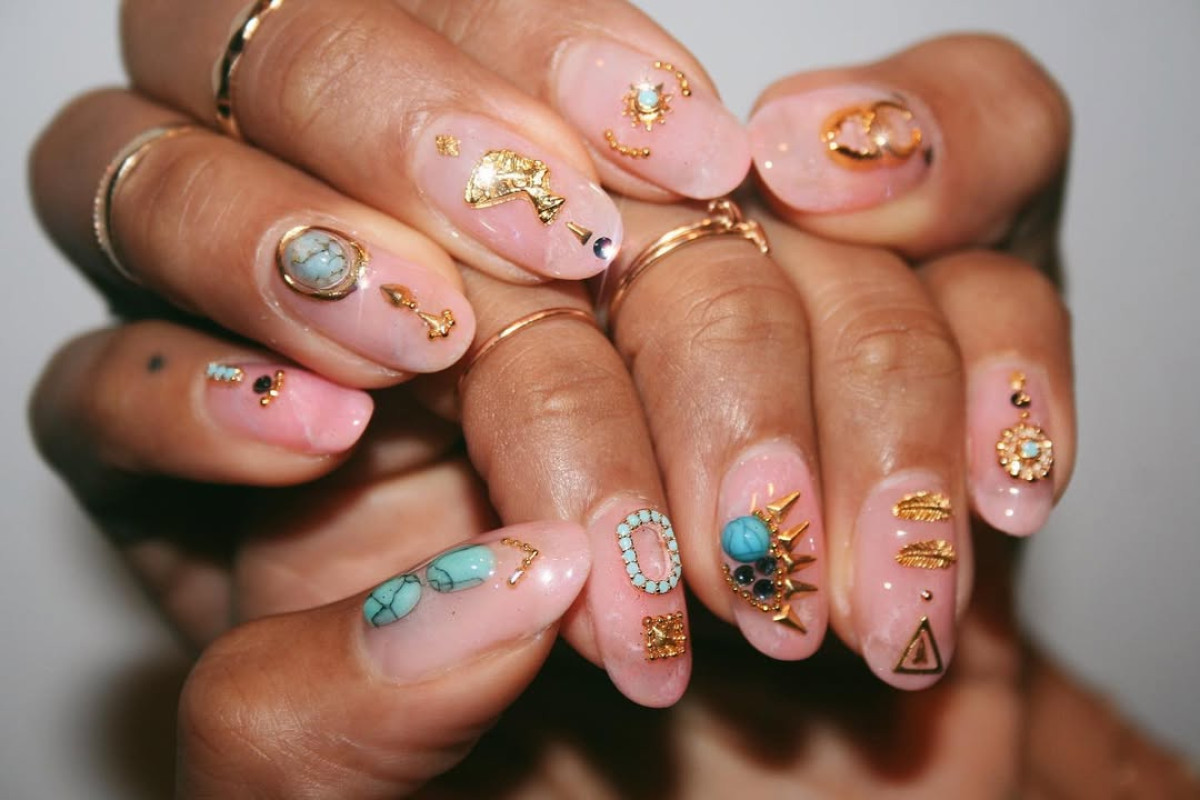 нюдові нігті з акцентом модні 2026