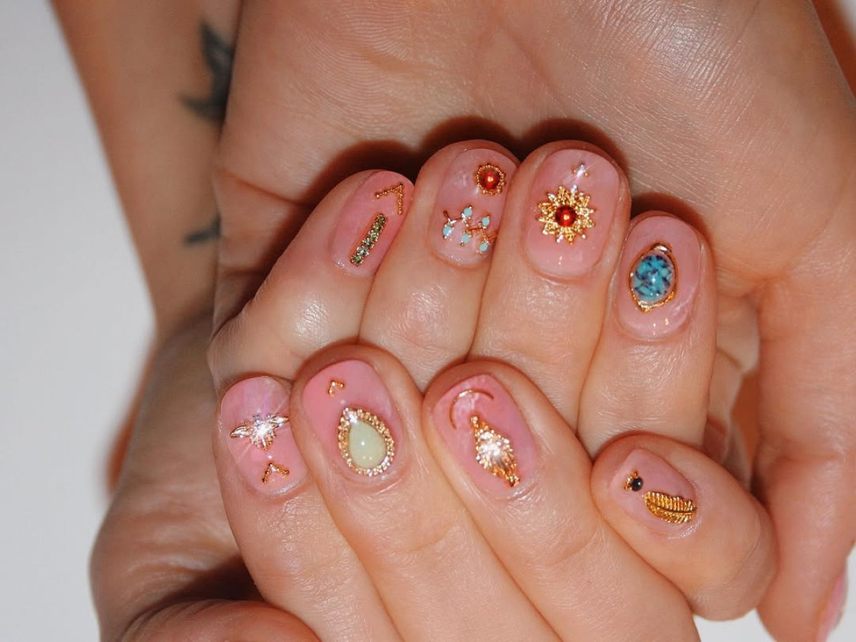 нюдові нігті з акцентом фото 4