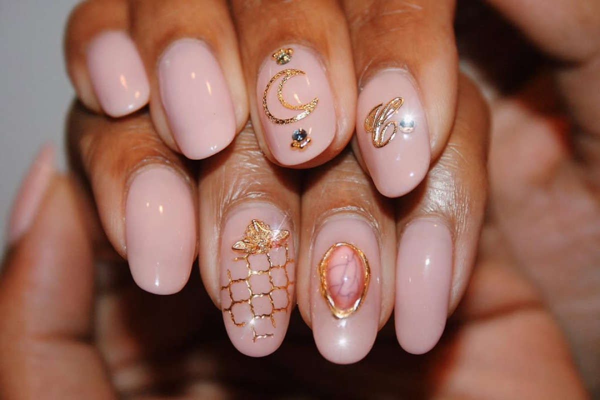 нюдові нігті з акцентом топові