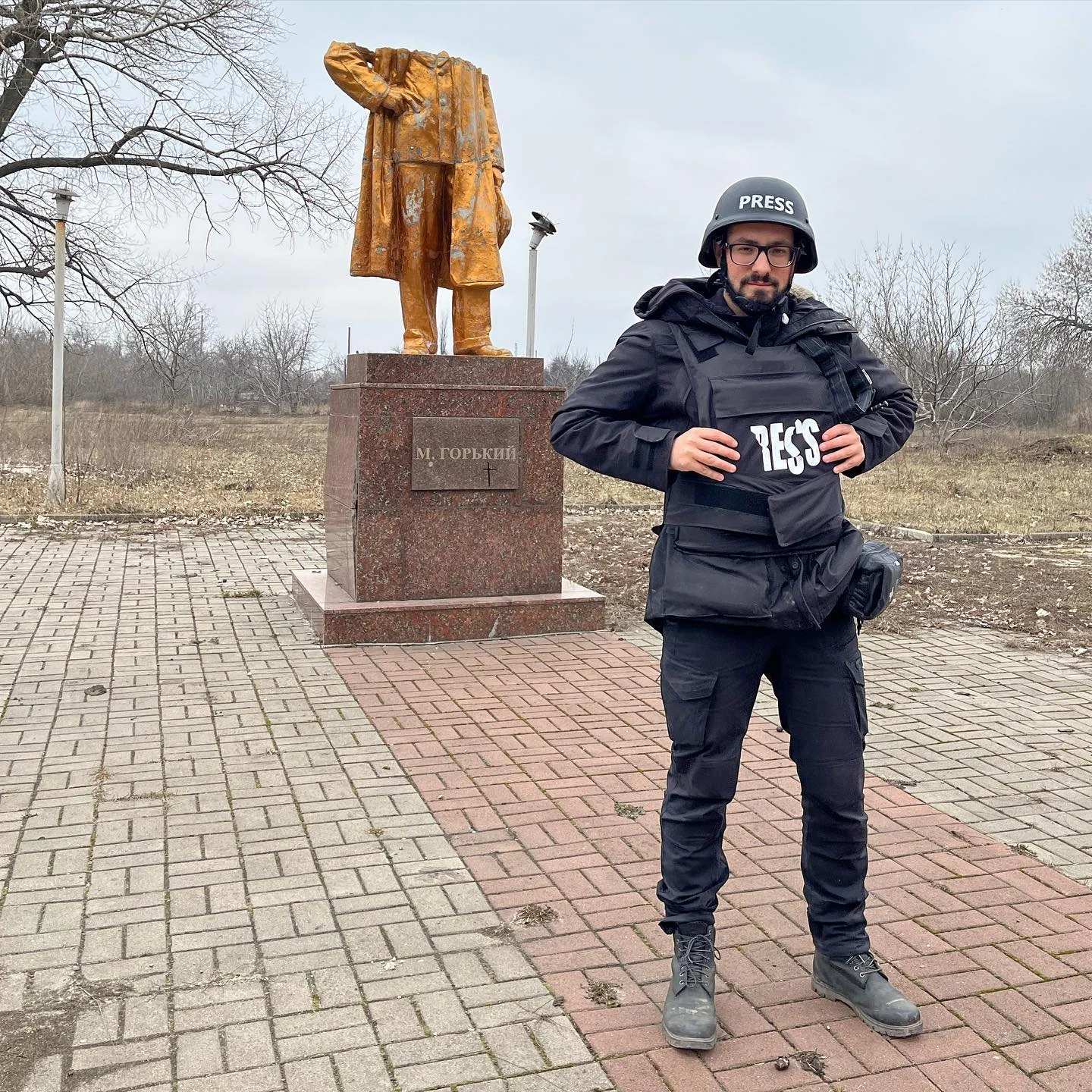 На прифронтових територіях сприйняття реальності цивільними деколи вражає. Це те, що стосується адаптаційних моментів. Тому питання щодо цього типу поведінки треба ставити психологам, психіатрам. Часто це описують словом сюрреалізм. Але його настільки часто вживають, що воно давно стало штампом”