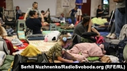 Дитина в київському метрополітені під час масованої російської ракетної атаки. Київ, 18 липня 2025 року