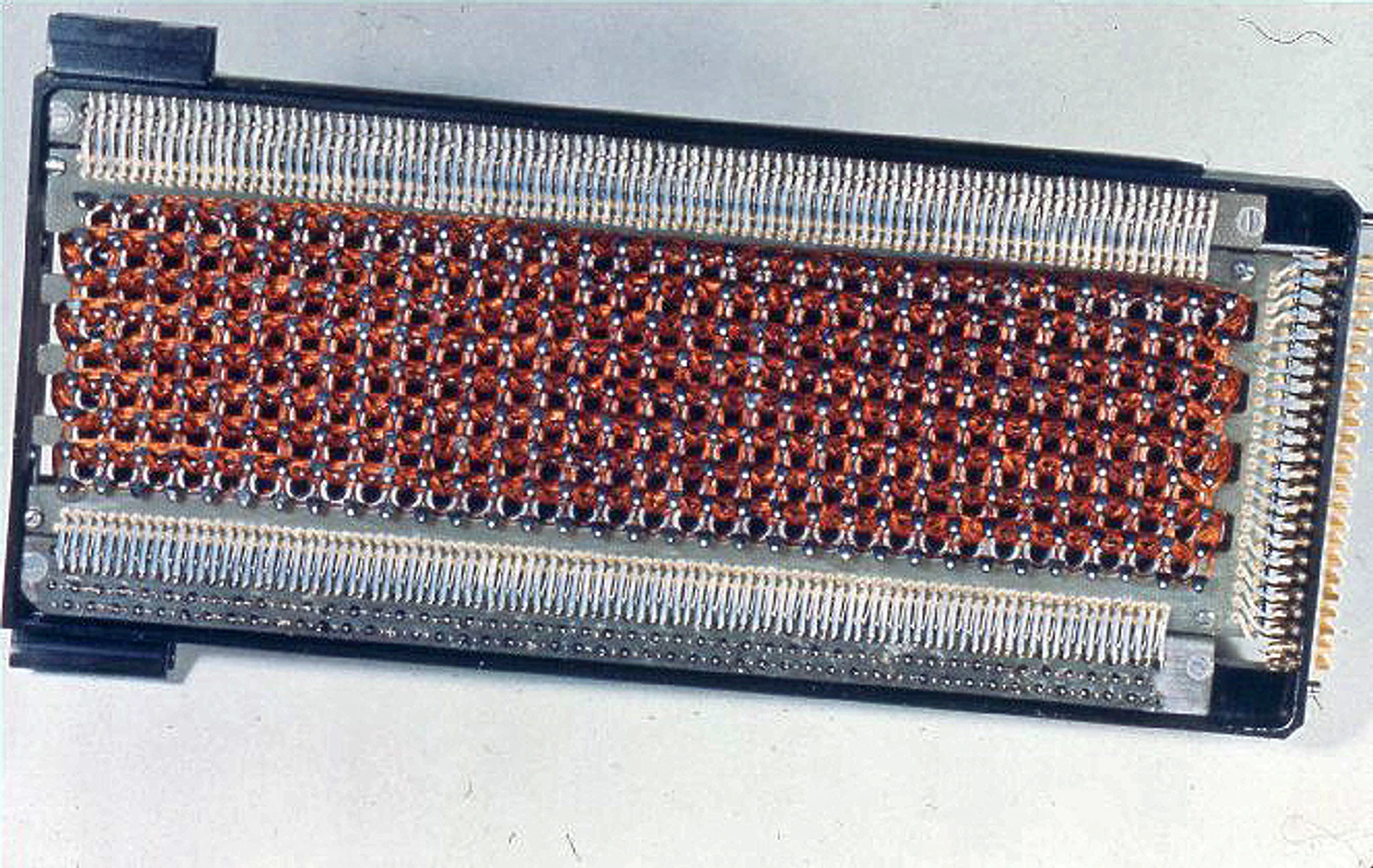 Core rope memory (ROM) бортового керуючого комп'ютера корабля Apollo