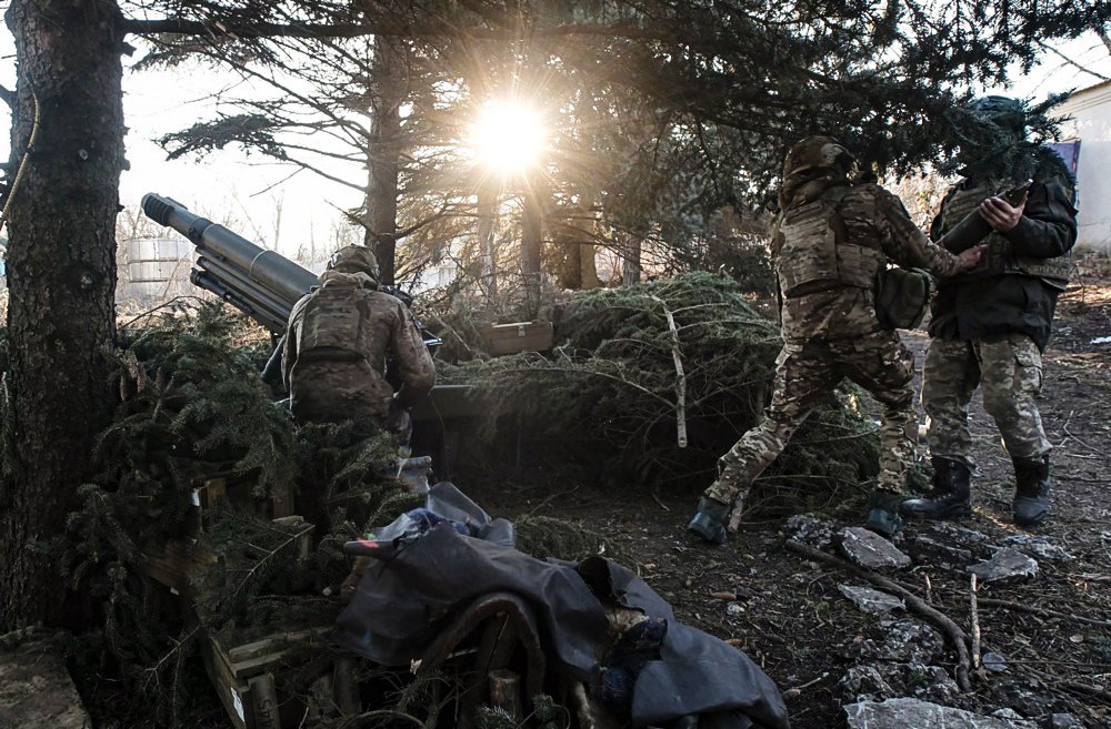 Військовослужбовці десантно-штурмової бригади «Буревій» стріляють зі 105-мм італійських гаубиць Melara Mod 56 Pack зі своїх позицій на Авдіївському напрямку, 27 лютого 2024.