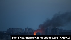 Пожежа внаслідок російського обстрілу в одному з районів Києва, 6 червня 2025 року