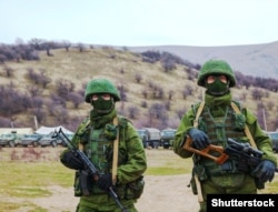 Российские военные в Перевальном под Симферополем, март 2014 года
