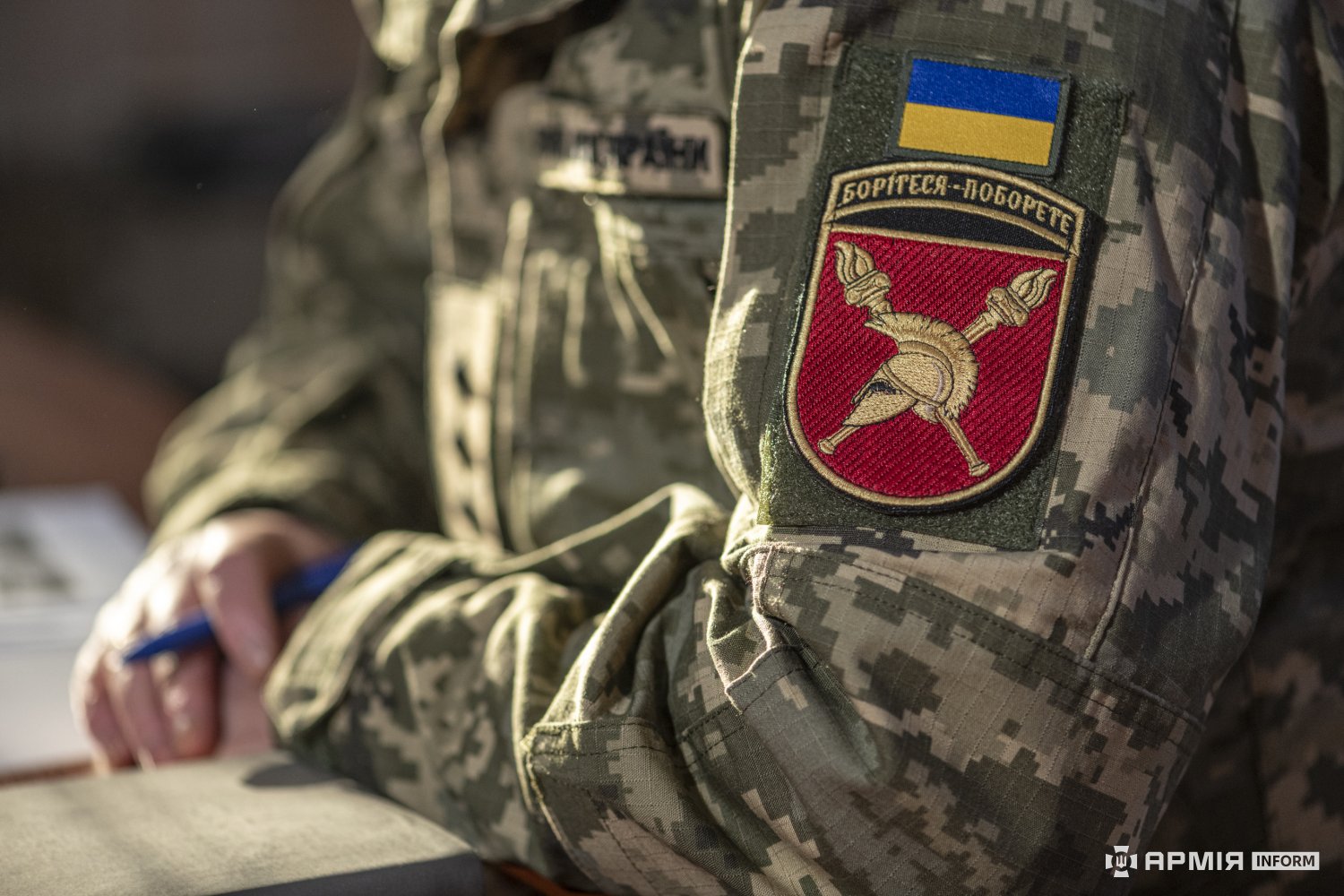 Шеврон ЗСУ з цитатою Тараса Шевченка «Борітеся — поборете» на рукаві однострою.