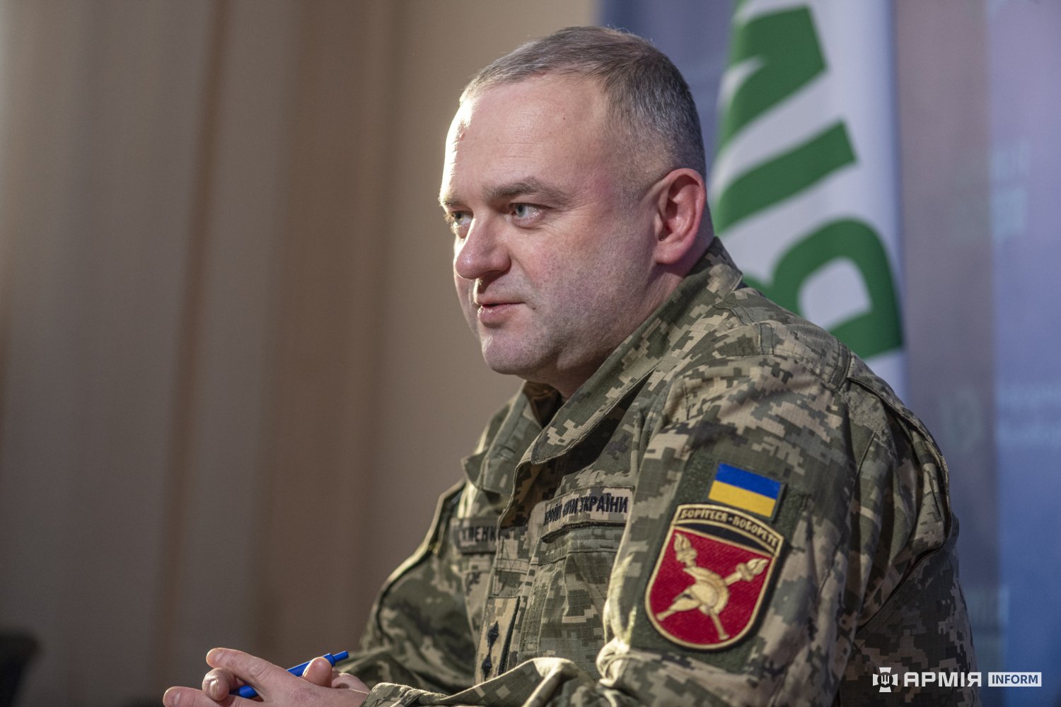Офіцер ЗСУ полковник Остапенко під час розмови в студії інформаційного агентства «АрміяInform».