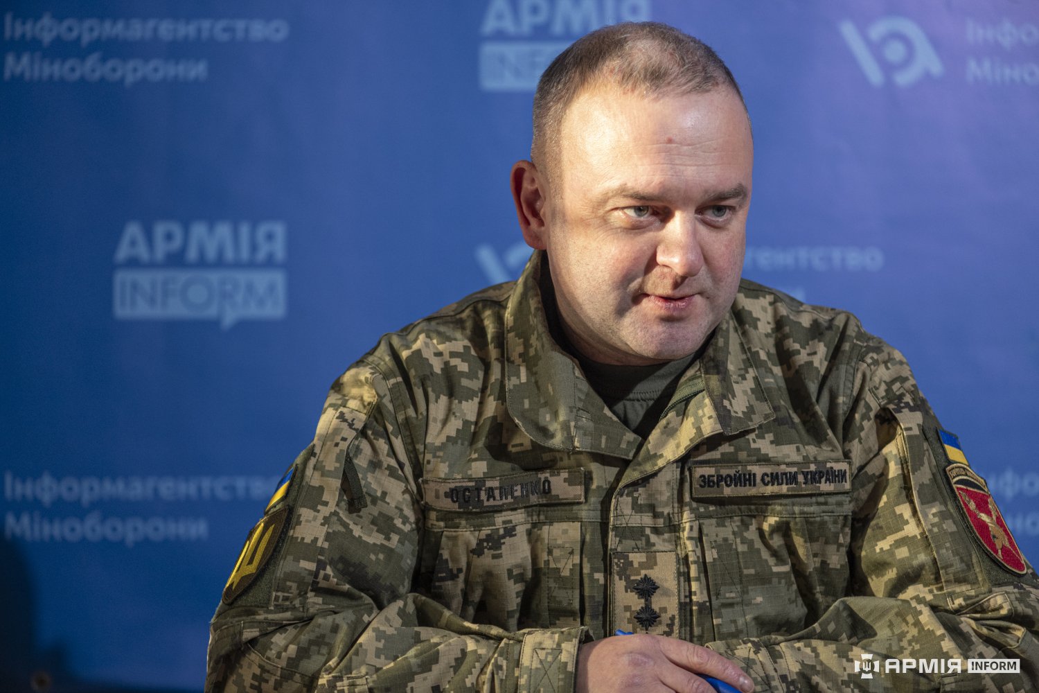 Офіцер ЗСУ полковник Остапенко під час розмови в студії інформаційного агентства «АрміяInform».