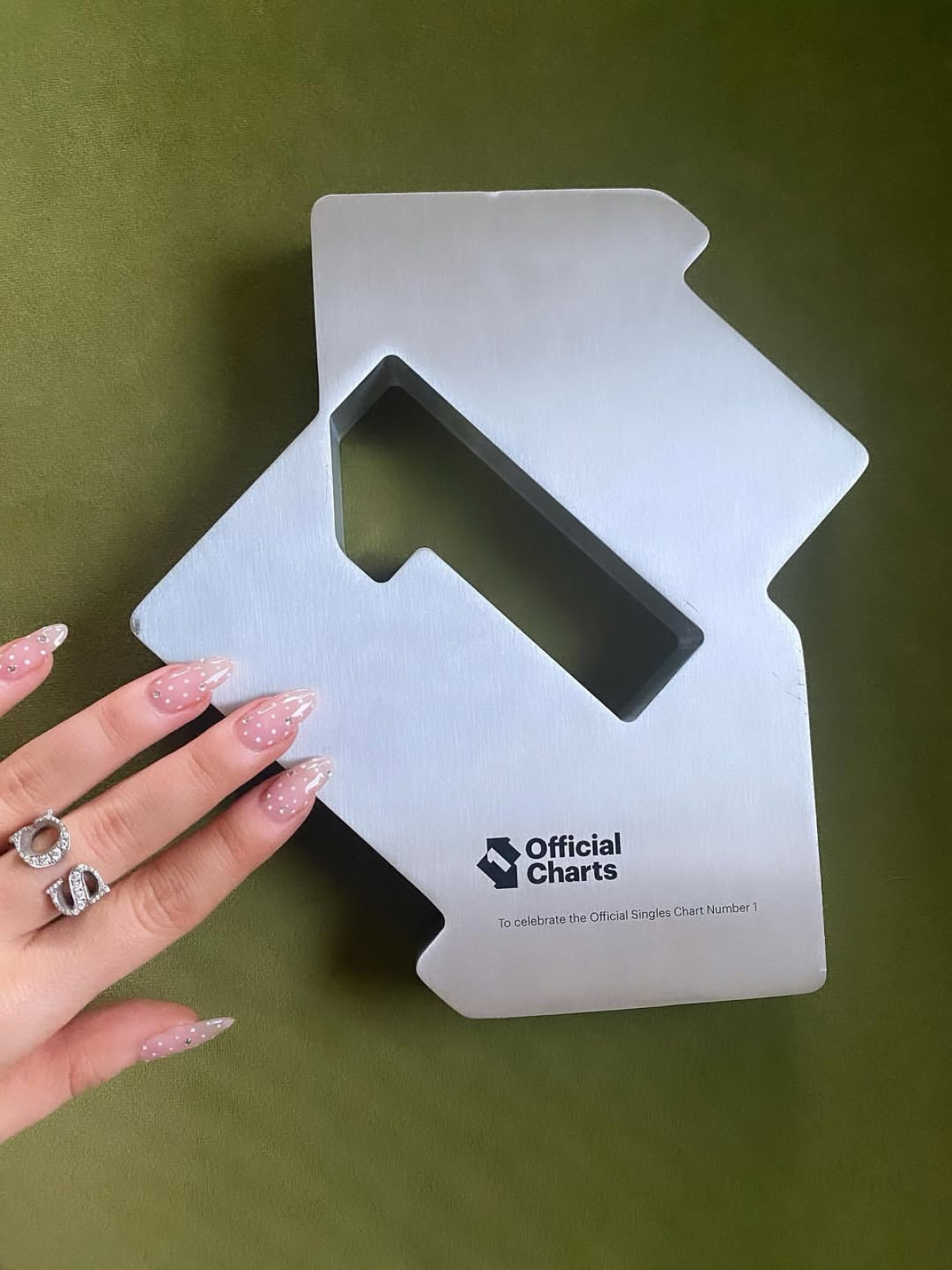 нюдові нігті з акцентом фото 6