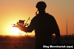«А кому зателефонувала Польща, коли її повітряний простір порушили близько 20 російських розвідувальних дронів? Вони не дзвонили у Вашингтон. Вони зателефонували в Київ», – Петреус