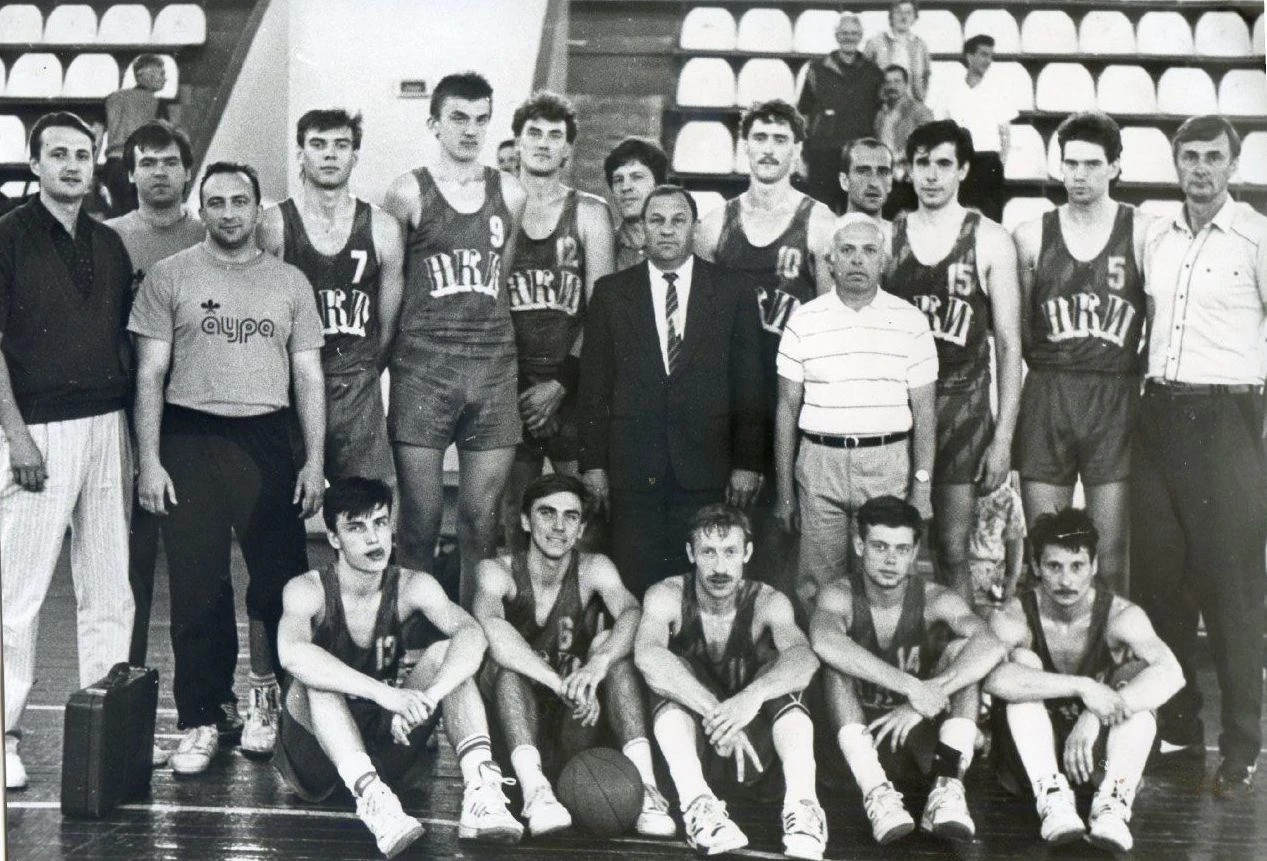 Валентин Берестнєв (крайній ліворуч). Сезон-1992.