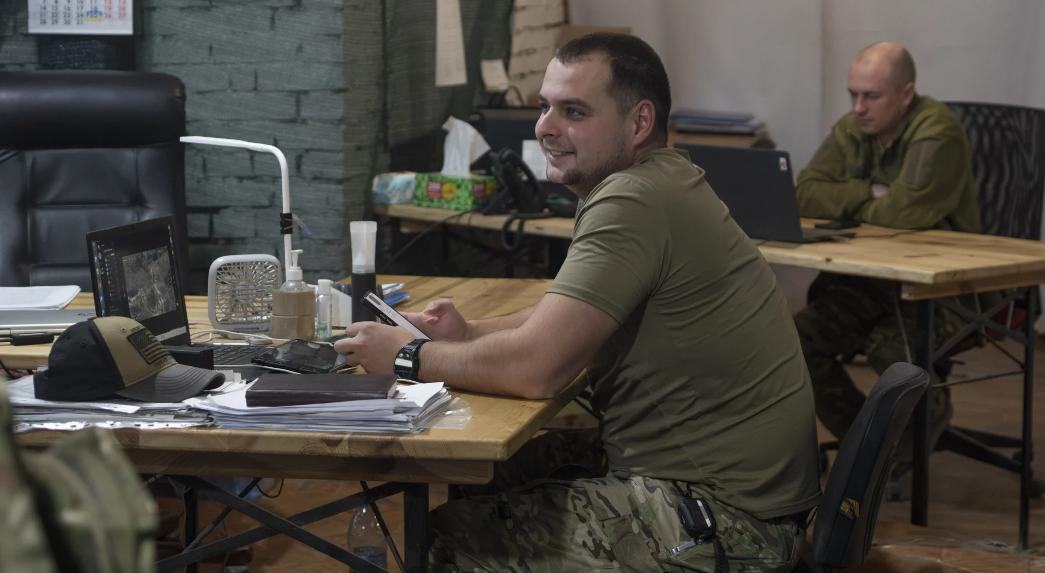 Командир підрозділу нагороджує українського військового