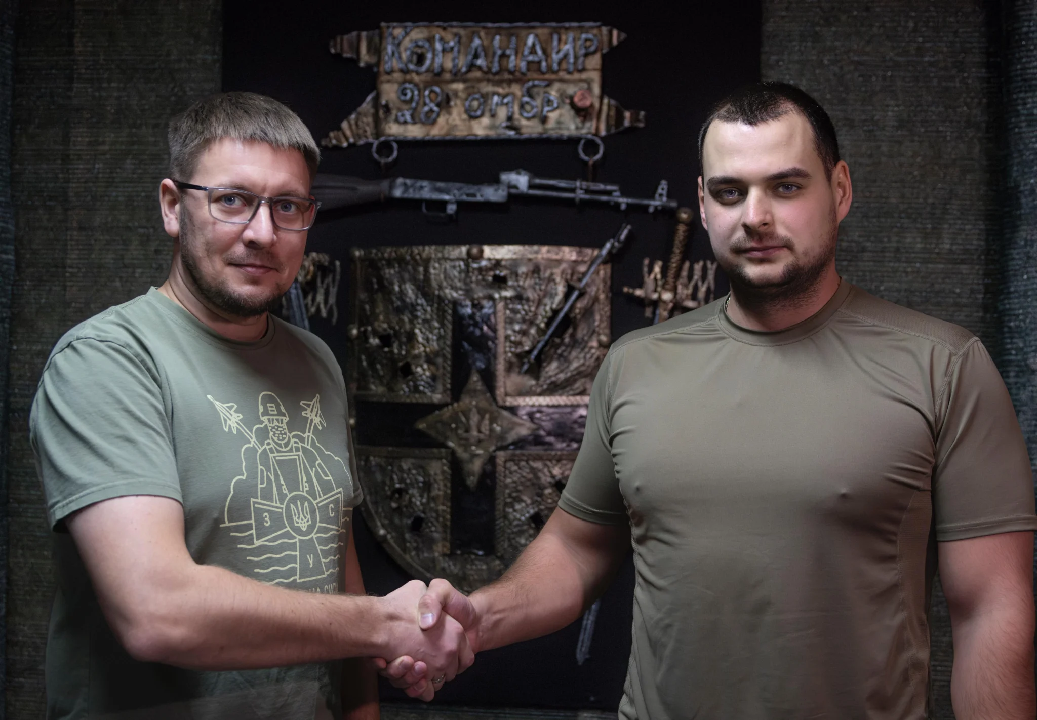 Українські військовослужбовці тиснуть руки