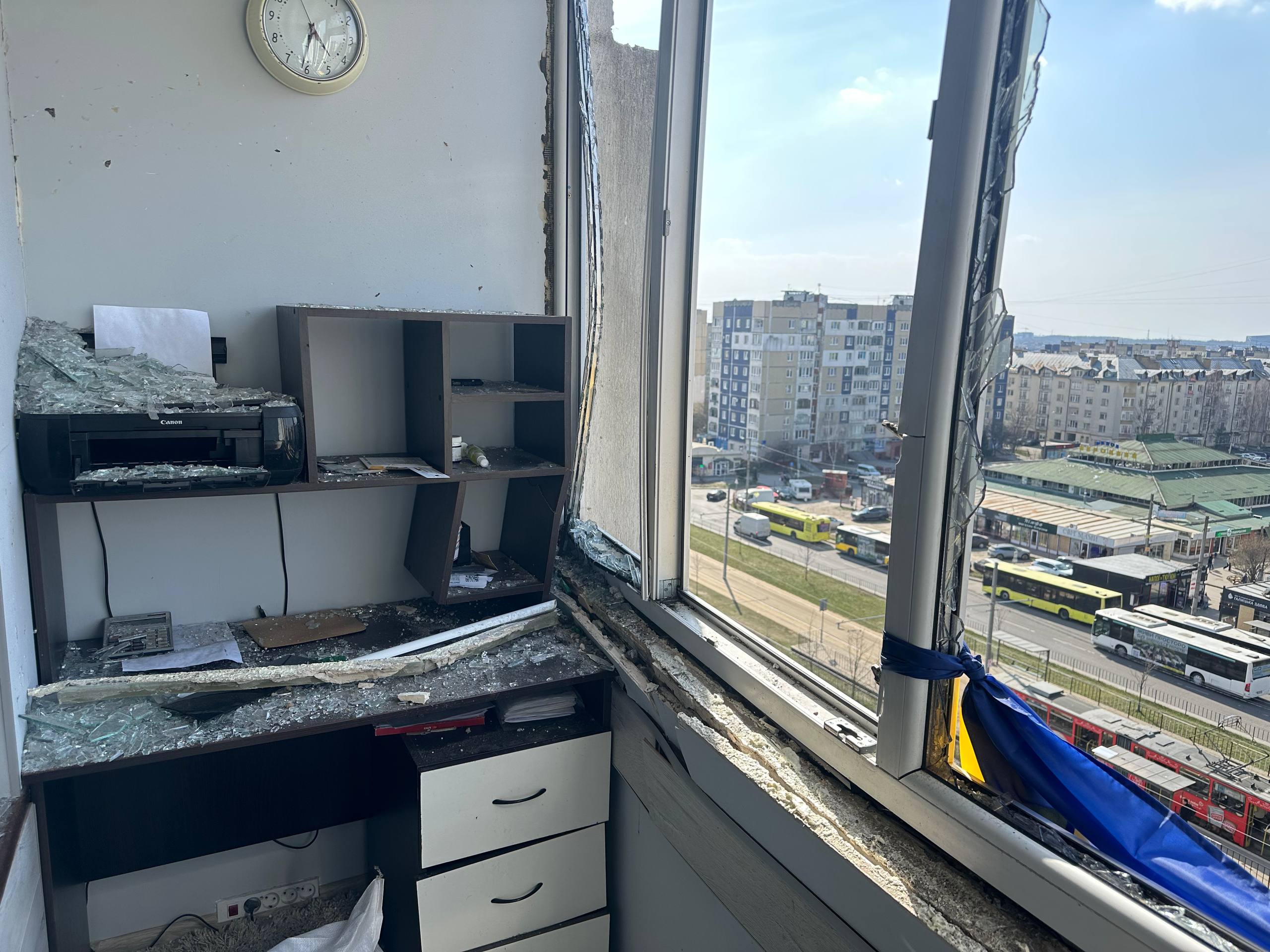 Пошкоджена квартира на Сихові після обстрілу