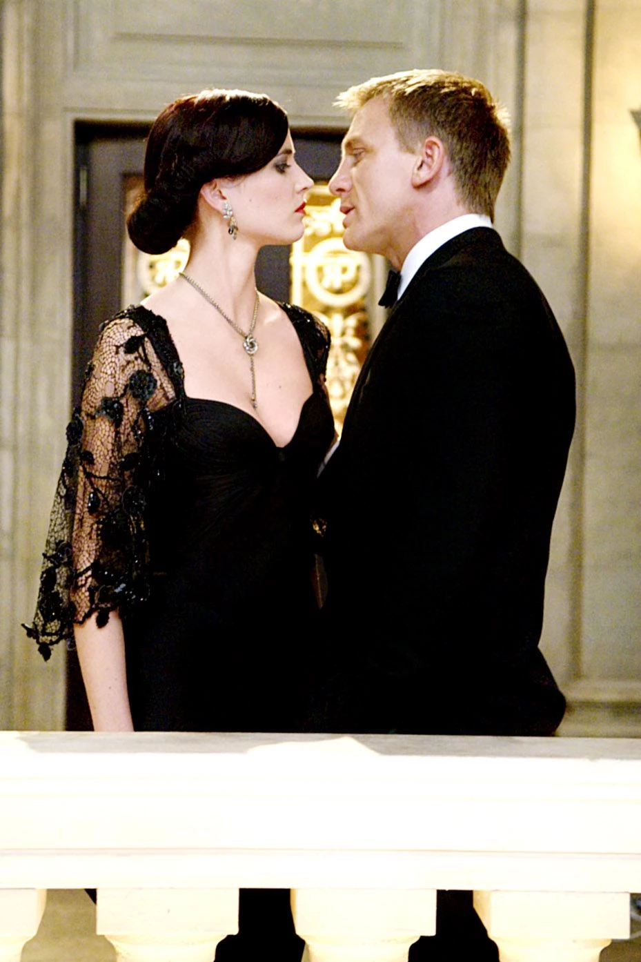 Намисто Love Knot і годинник Omega у фільмі 'Казино Рояль', 2006