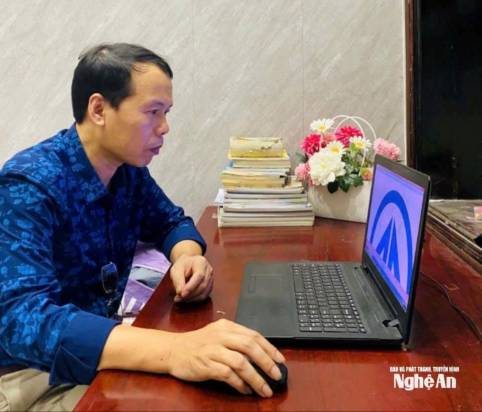 Пан Во Доан Туан редагує дизайн логотипу на своєму комп’ютері