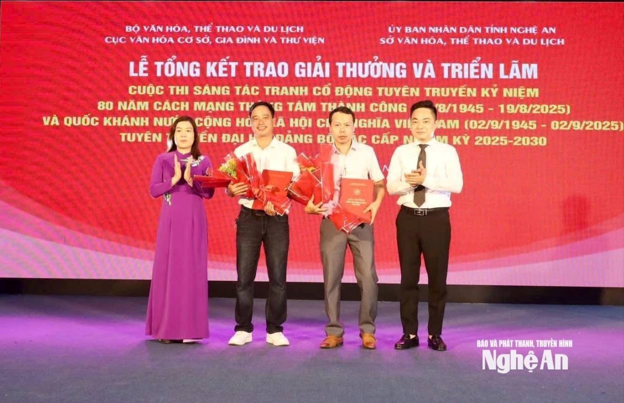 Пан Во Доан Туан (третій зліва) отримує третю премію на національному конкурсі плакатів