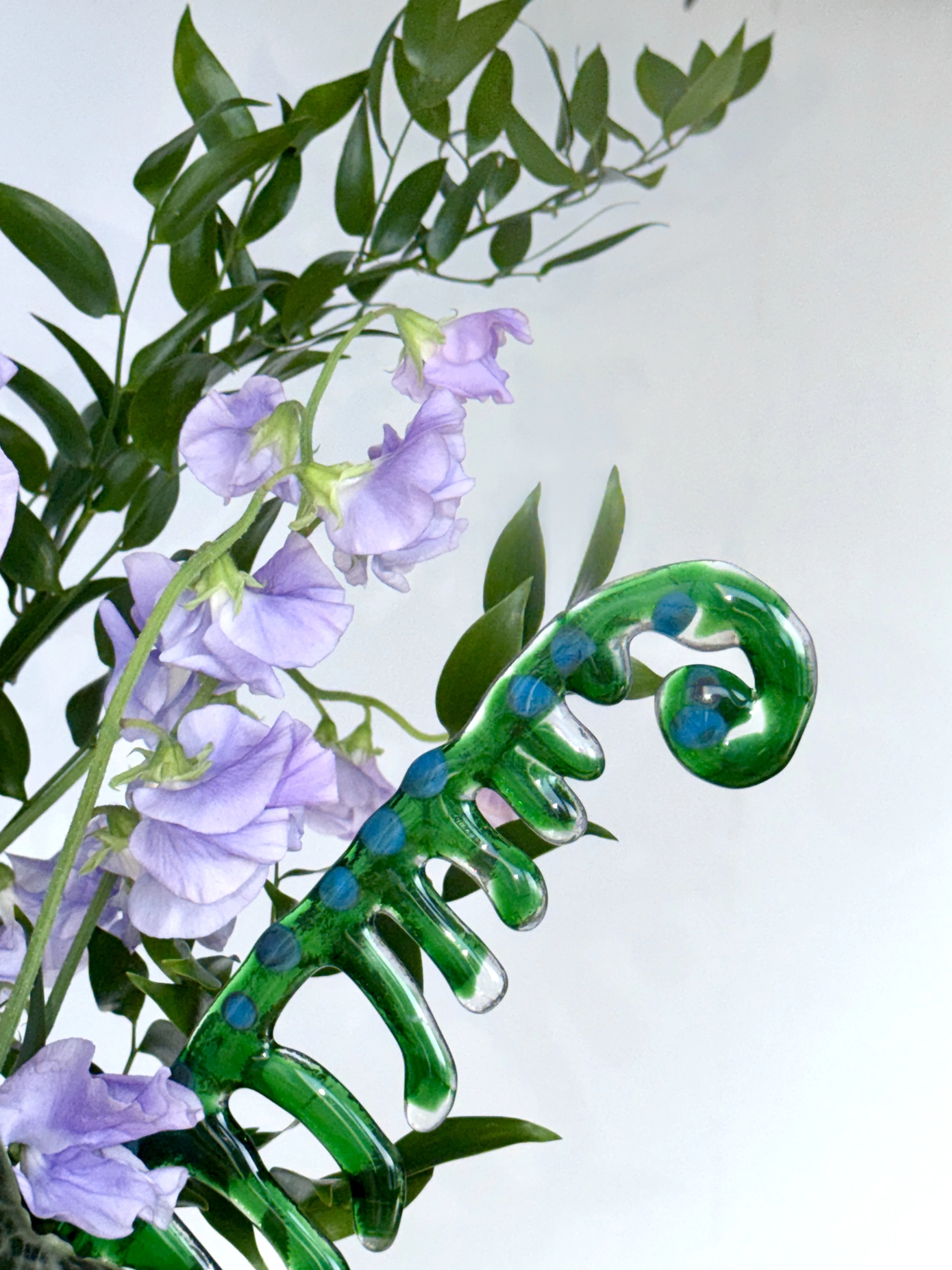 Скляна квітка, створена мисткинею Оленою Гавриловою