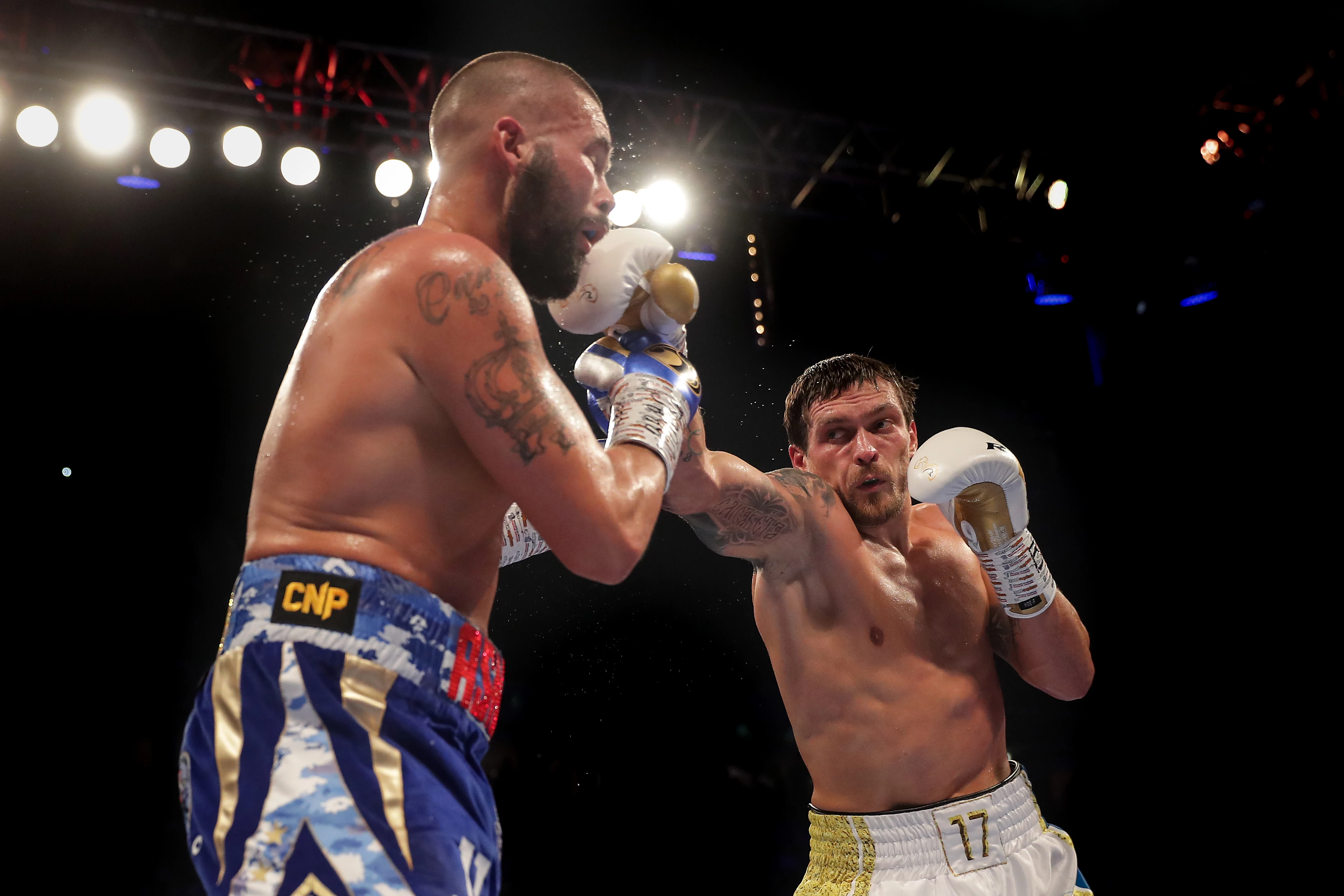 Олександр Усик завдає удару Тоні Белью під час бою за титули чемпіона світу WBC, WBA, WBO, IBF і The Ring у першій важкій вазі на арені Manchester Arena. Манчестер, Велика Британія, 10 листопада 2018 року