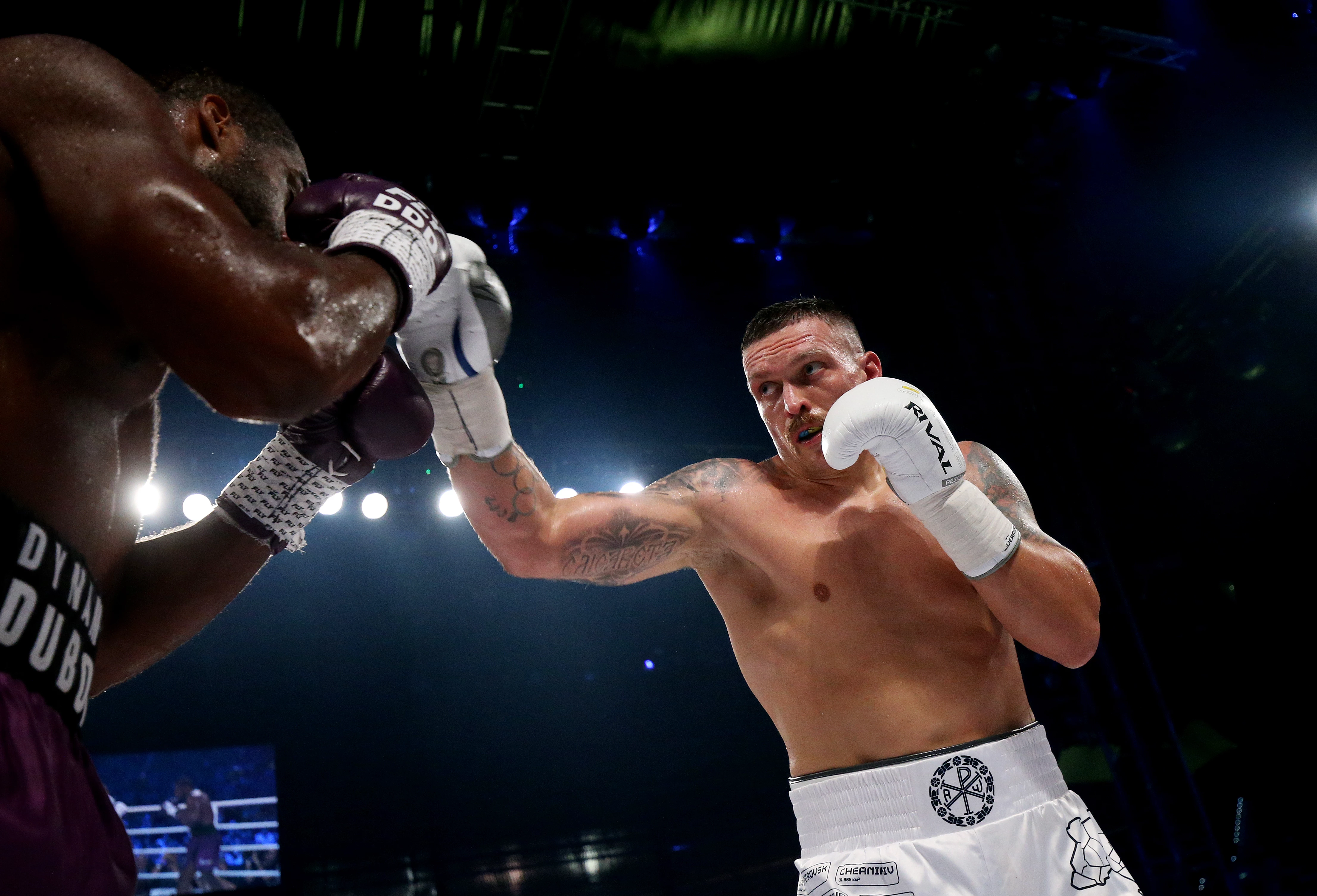 Олександр Усик завдає удару Даніелю Дюбуа під час бою у надважкій вазі на стадіоні Stadion Wroclaw. Вроцлав, Польща, 26 серпня 2023 року