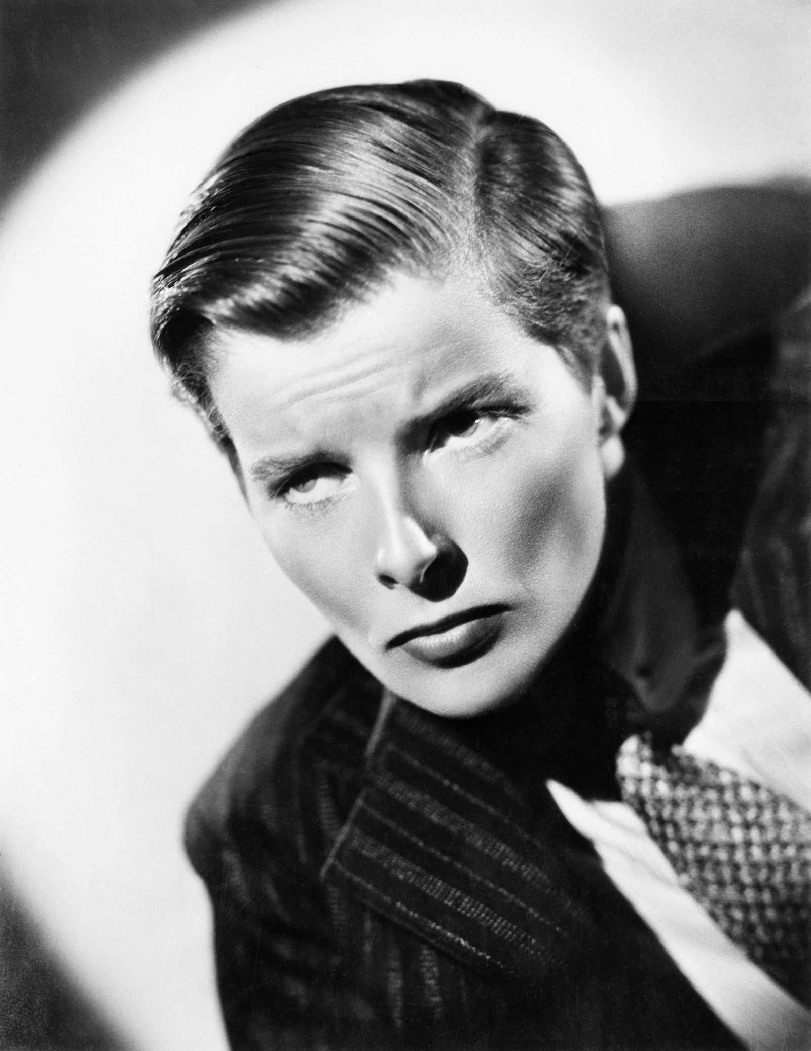 Кетрін Гепберн із короткою стрижкою та в чоловічому одязі у фільмі 'Сильвія Скарлетт', 1935