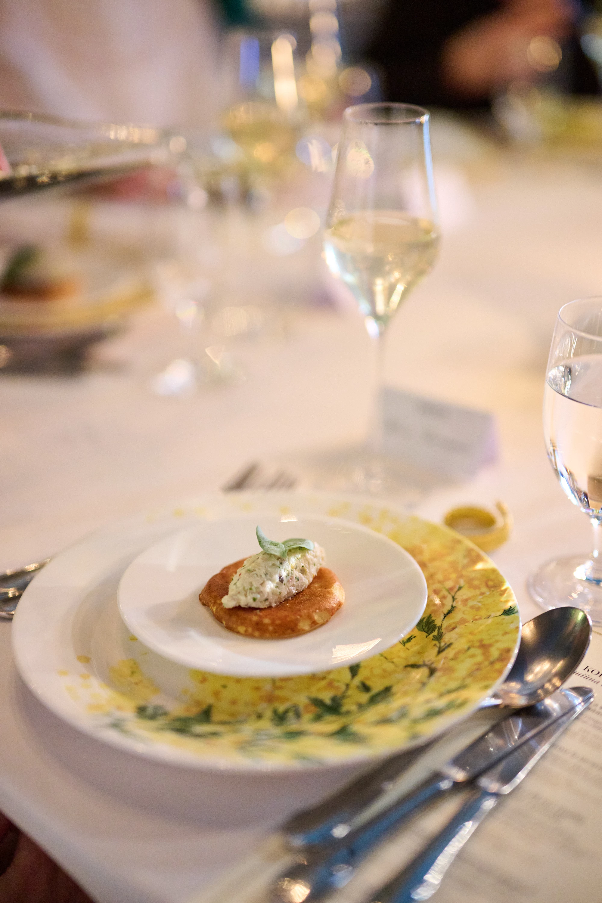 Гречані млинці з вугрем із Шацьких озер та свіжим хріном х LEX Fizz