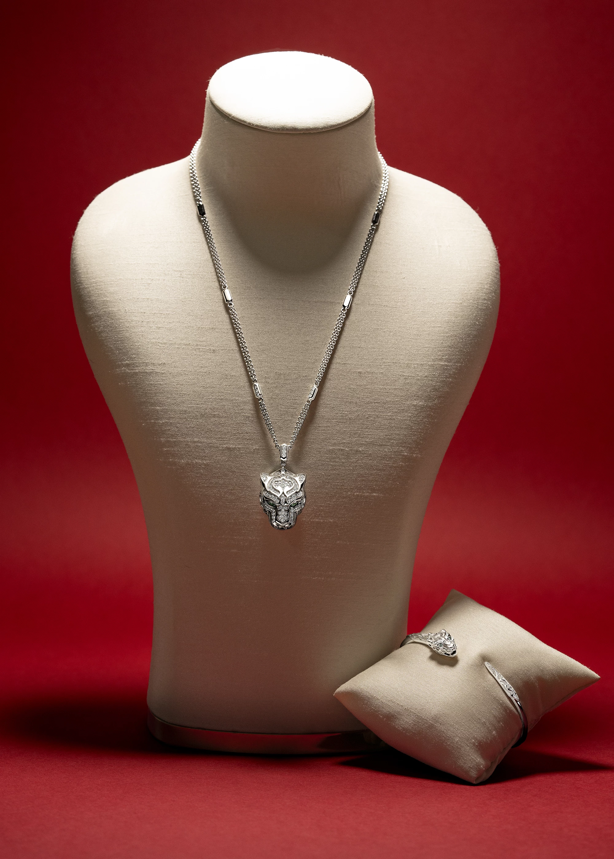 Кольє та браслет, біле золото, білі діаманти, смарагди, усе – Carerra y Carrera