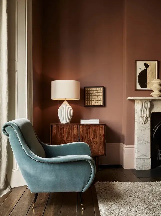 Сучасна вітальня з рожевими відтінками