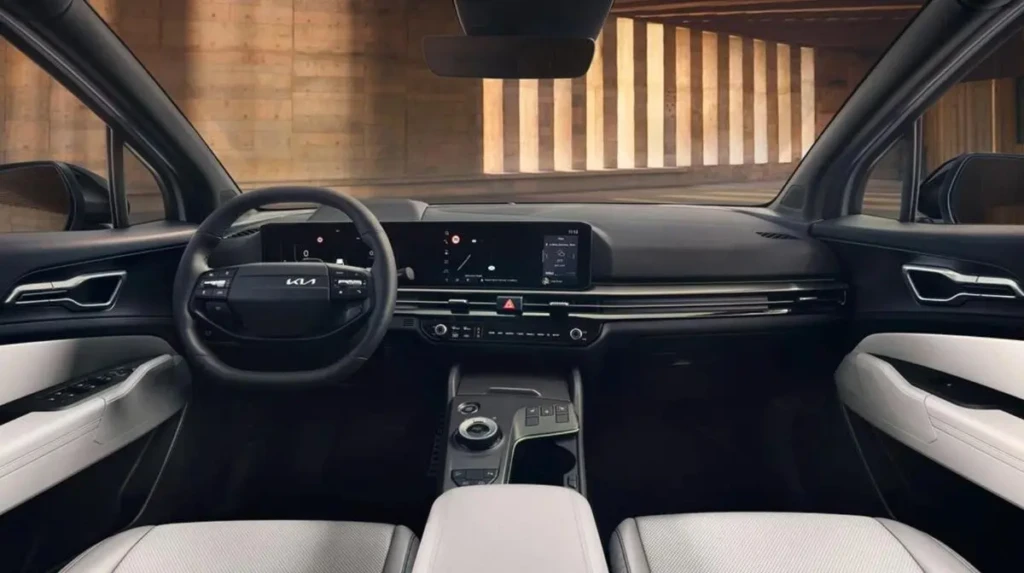 Інтер’єр KIA Sportage Black Edition з цифровою панеллю приладів, мультимедійним екраном і світлим оздобленням салону