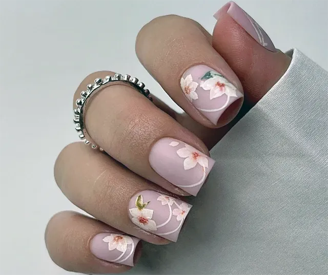 Квіти в модному манікюрі весни 2026